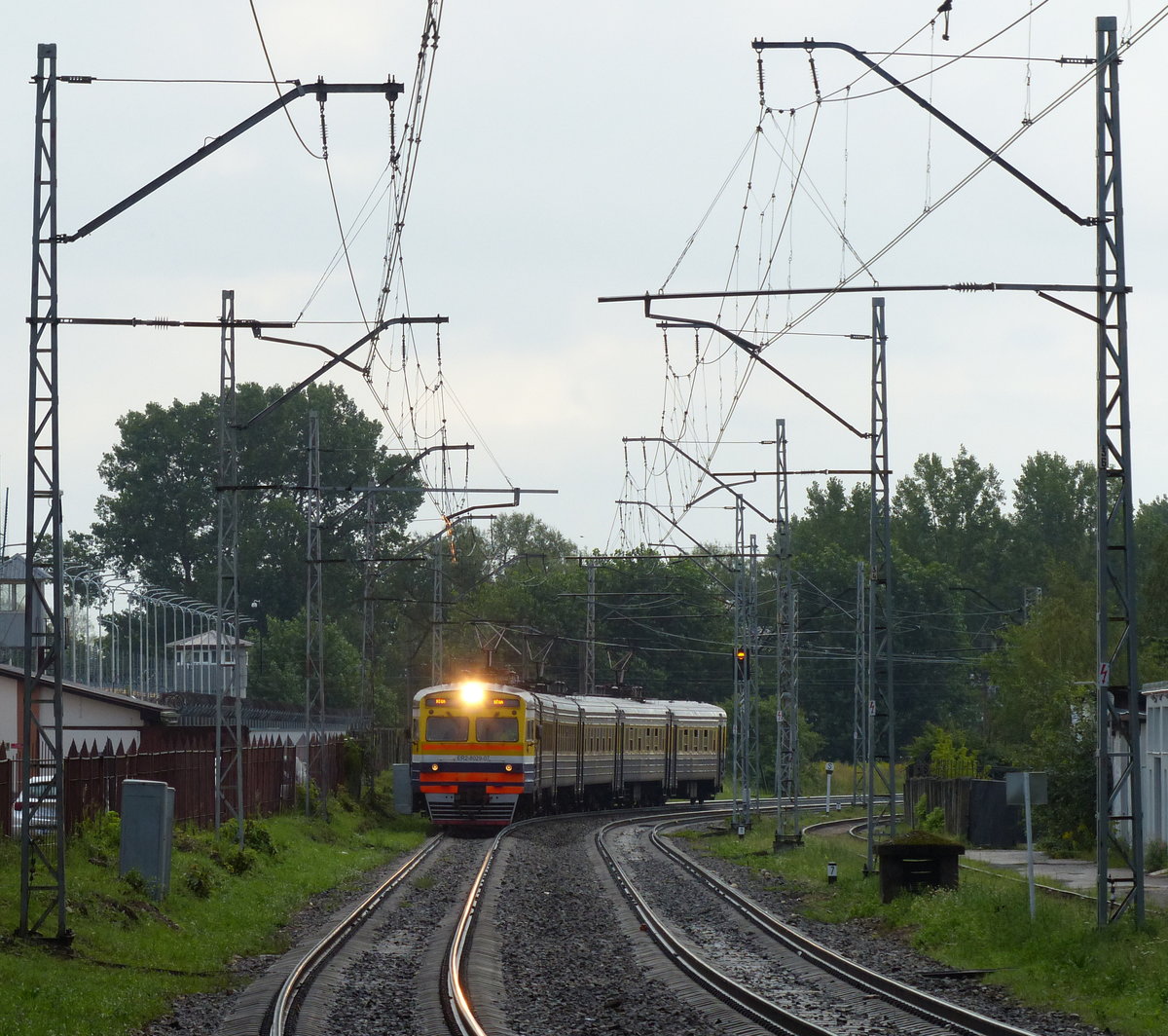 ER2-8029-07 mit starker Beleuchtung am 7.8.2016 bei der Einfahrt in Vagonu Parks in Riga. 