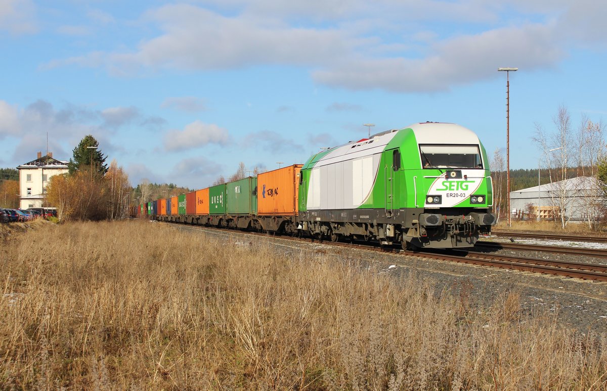 ER20-03 SETG - Salzburger Eisenbahn TransportLogistik GmbH, Salzburg (223 103-3) zu sehen am 14.11.17 in Wunsiedel-Holenbrunn mit dem Containerzug für Wiesau. 