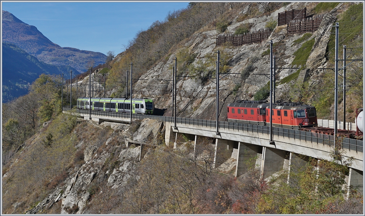 Erfreuliche viel Verkehr auf der Lötschberg-Süd Rampe: Während die beiden BLS RABe 535 122 und 102 kurz nach Lalden Richtung Brig fahren, ziehen die SBB Re 620 070-3 und Re 420 266-9 einen Güterzug nordwärts.
25. Okt. 2017