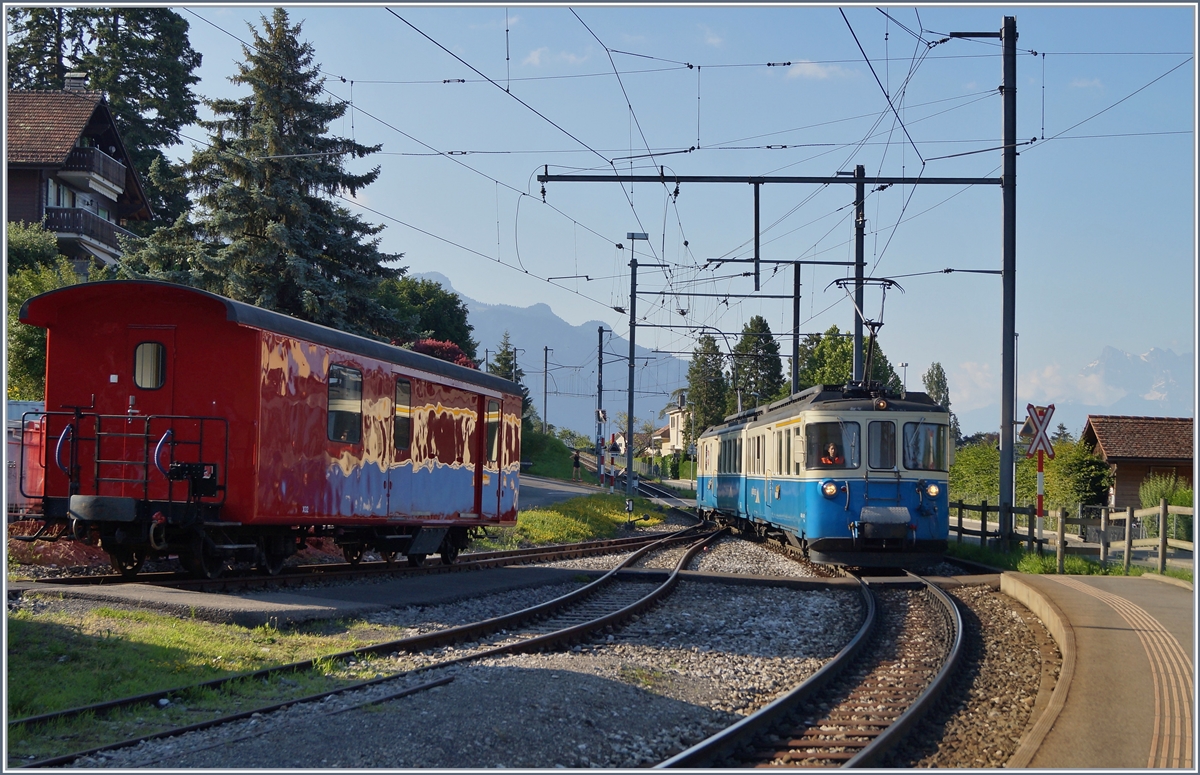 Erfreulicherweise auch im Sommer 2018 noch hie und da im Planbetrieb: Der MOB ABDe 8/8! Hier erreicht der MOB ABDe 8/8 4001 SUISSE als Regionalzug 2309 von Les Avants nach Montreux den Bahnhof von Fontanivent.
21. Juni 2018