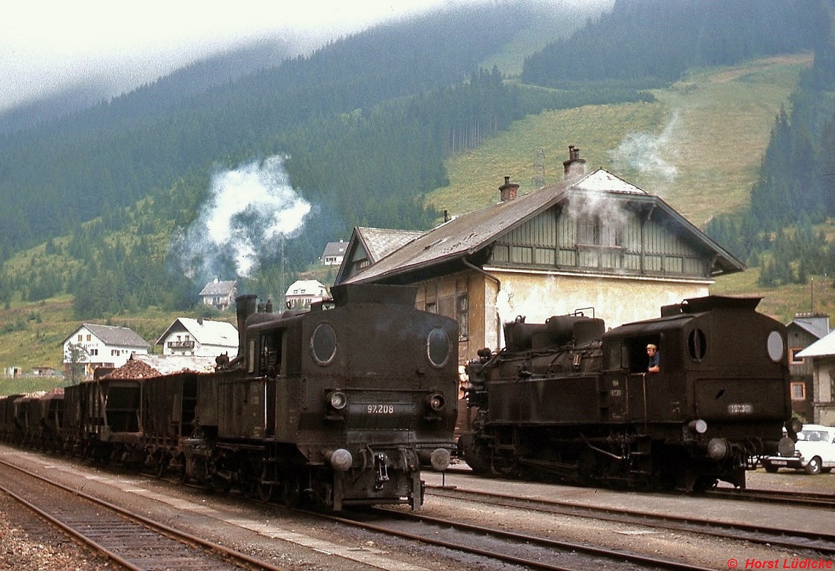 Ergänzung zum Bild 727821 von Th. Leitner: Aus einer ähnlichen Perspektive habe ich im August 1975 97.208 und 197.301 im Bahnhof Präbichl aufgenommen