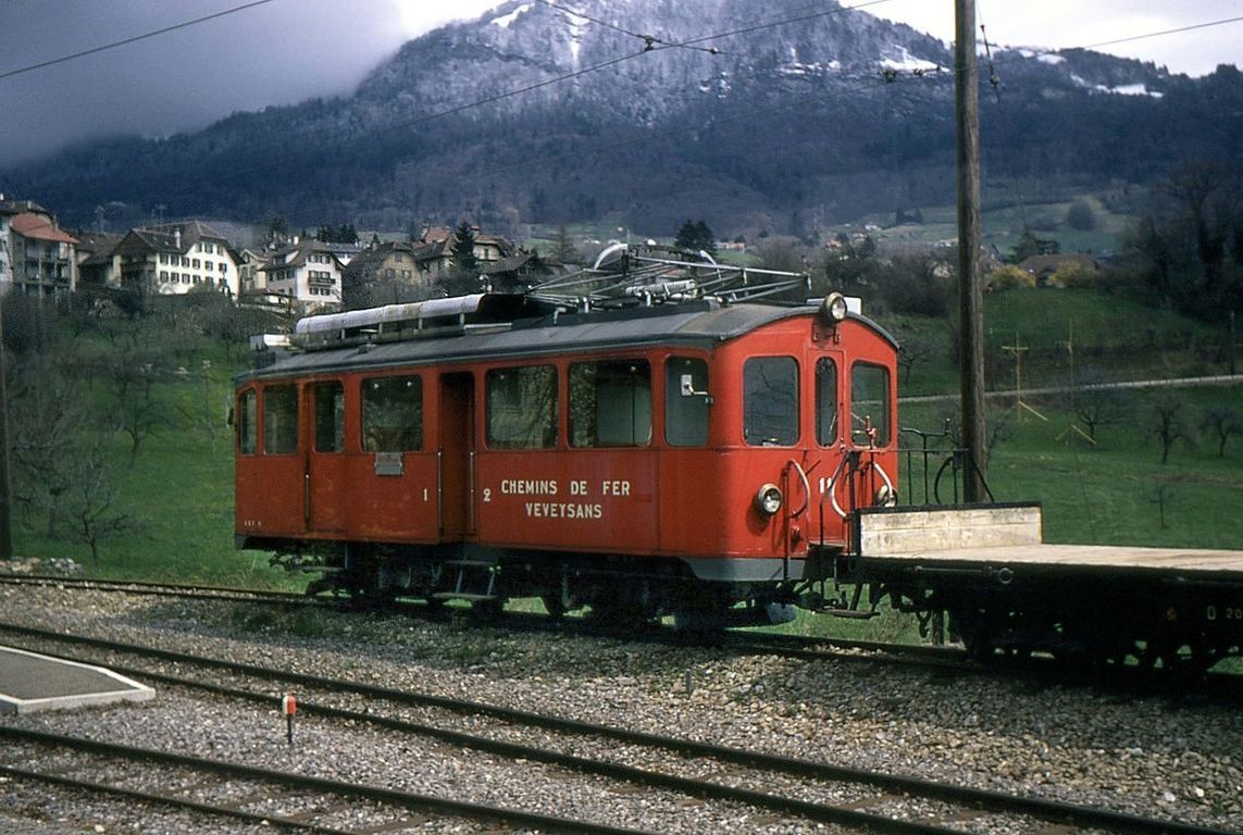 Erinnerung an die alten Chemins de Fer Veveysans (CEV): Der Dreiachser Nr.11 auf der einstigen Strecke Richtung Châtel-St.Denis in St.Légier, 13.April 1969. 