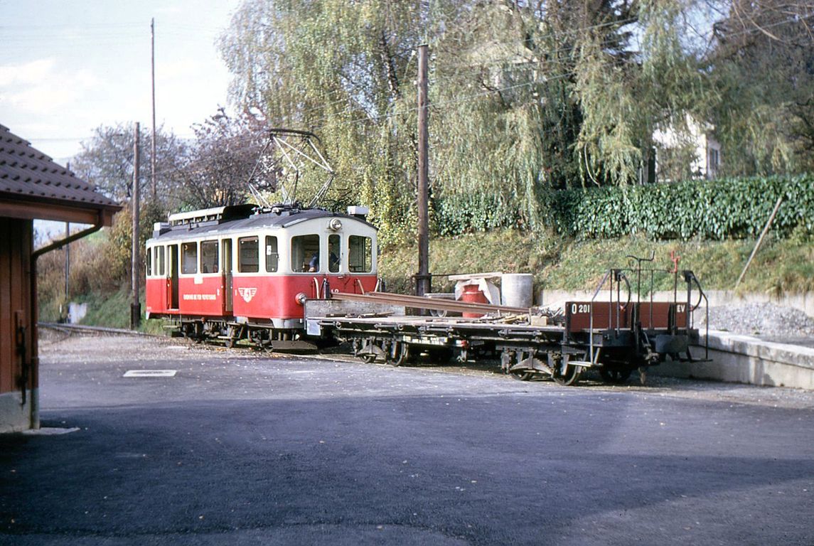 Erinnerung an die alten Chemins de Fer Veveysans (CEV): Der dreiachsige Wagen 12 mit dem Güterwagen 201 bei der Abzweigung auf die Strecke nach Châtel-St.Denis in St.Légier, 8.September 1967. 