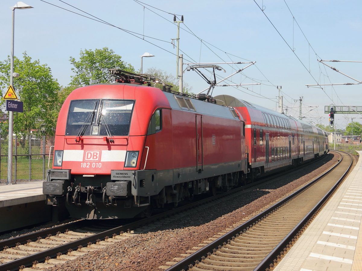 Erkner am 12. Mai 2017, Einfahrt 182 010 mit dem RE 1 in Richtung Frankfurt / Oder. 