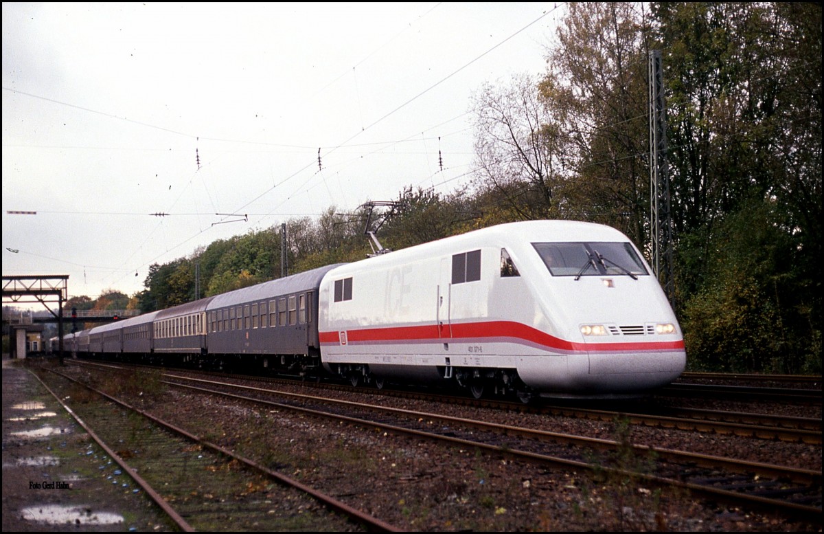 Erprobung bzw. Testfahrten mit den neuen ICE Triebköpfen auf der Rollbahn am 4.10.1991. Zu diesem Zweck nutzte man alte D-Zug Wagen als Zwischenwagen. Triebkopf 401071 kam an diesem Tag um 10.35 Uhr mit einem solchen Zug durch Natrup - Hagen in Richtung Osnabrück fahrend.