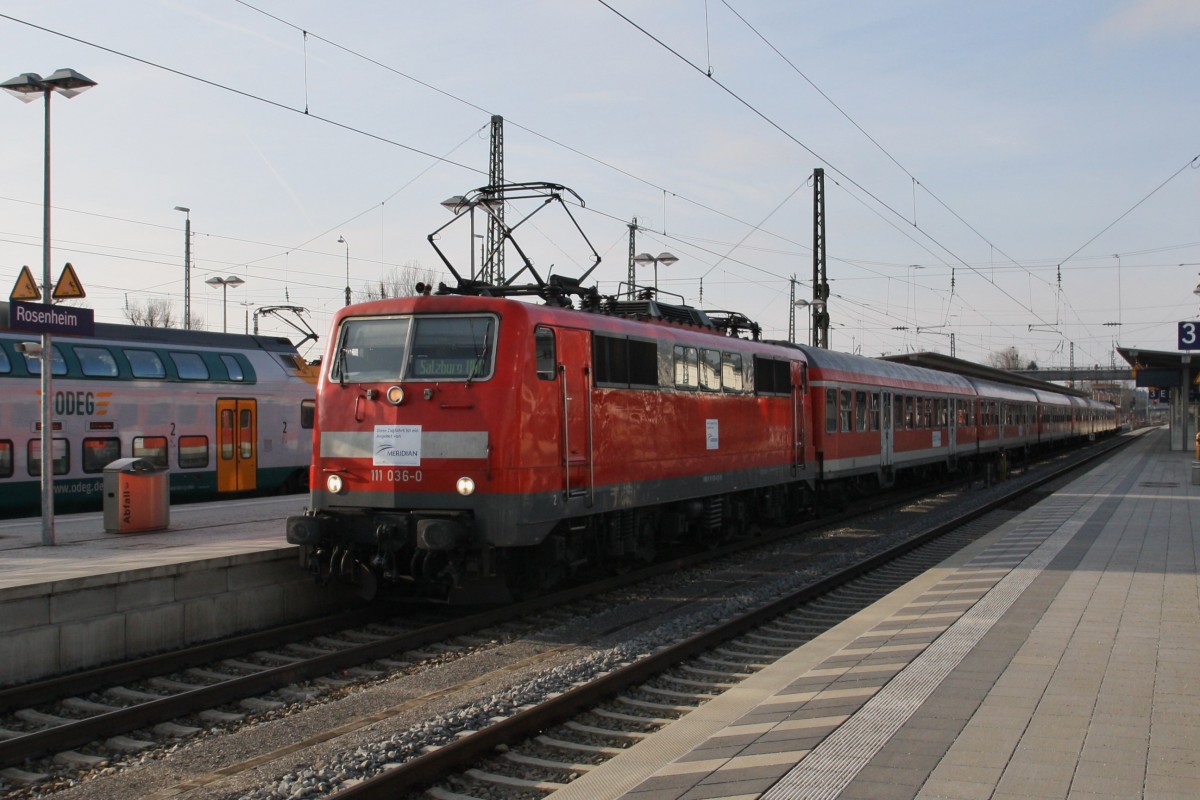 Ersatzzug der DB für den Meridian 79021 am 12.1.2014. Die 111 036-0 und 111 051-9 als Schublok am Schluss sind mit dem M 79021 von München nach Salzburg unterwegs. Hier bei kurzem Halt in Rosenheim. Der Zug hat auf Grund von Bauarbeiten 20 min Verspätung!