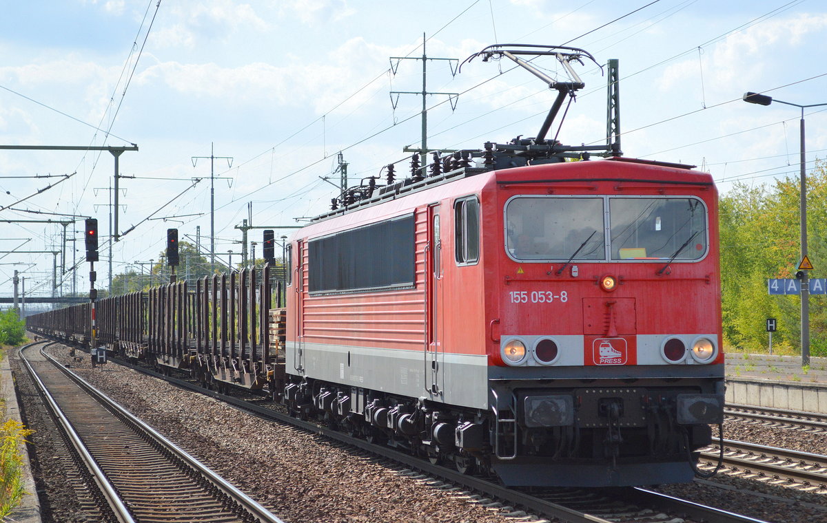 Erst beim zweiten Blick sah ich, keine Rpool 155´er sondern eine rote für PRESS, 155 053-8 (91 80 6155 053-8 D-PRESS) mit einem Ganzzug Drehgestell-Flachwagen (leer) am 04.09.18 Bf. Flughafen Berlin-Schönefeld.