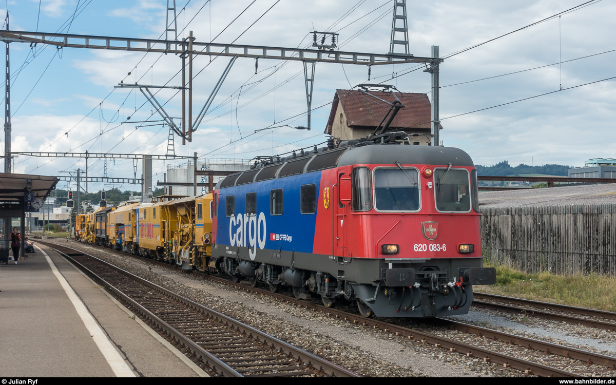 Erst einen guten Monat vor dieser Aufnahme hat die Re 6/6 11683  Amsteg-Silenen  das IW Bellinzona am 9. Juli 2018 nach einer R3 verlassen. Seit daher erstrahlt die zuvor rote Lok im aktuellen SBB-Cargo-Farbshema. Am 13. August 2018 war die Lok für die Überfuhr eines Bauzugs zuständig und konnte im Bahnhof Ostermundigen abgelichtet werden.