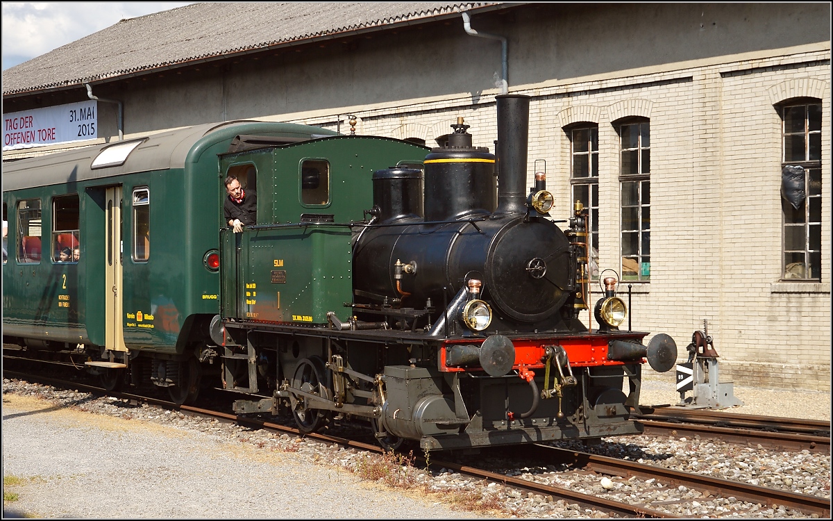 Erst ganz in der Nähe zeigt sie sich in voller Schönheit. Werkslok Nr. I der SLM in Brugg. Mai 2015.