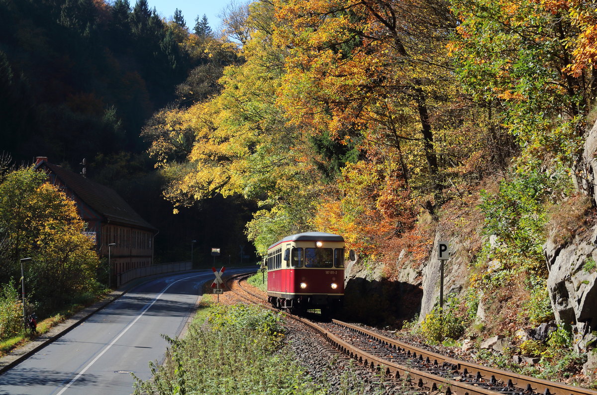 Erst gegen Mittag erreichte die Sonne diese Stelle im Selketal. Genau zu richtigen Zeit zeigte sich 187 011 als P8952 (Eisfelder Talmühle - Quedlinburg).

Stahlhammer, 14. Oktober 2017