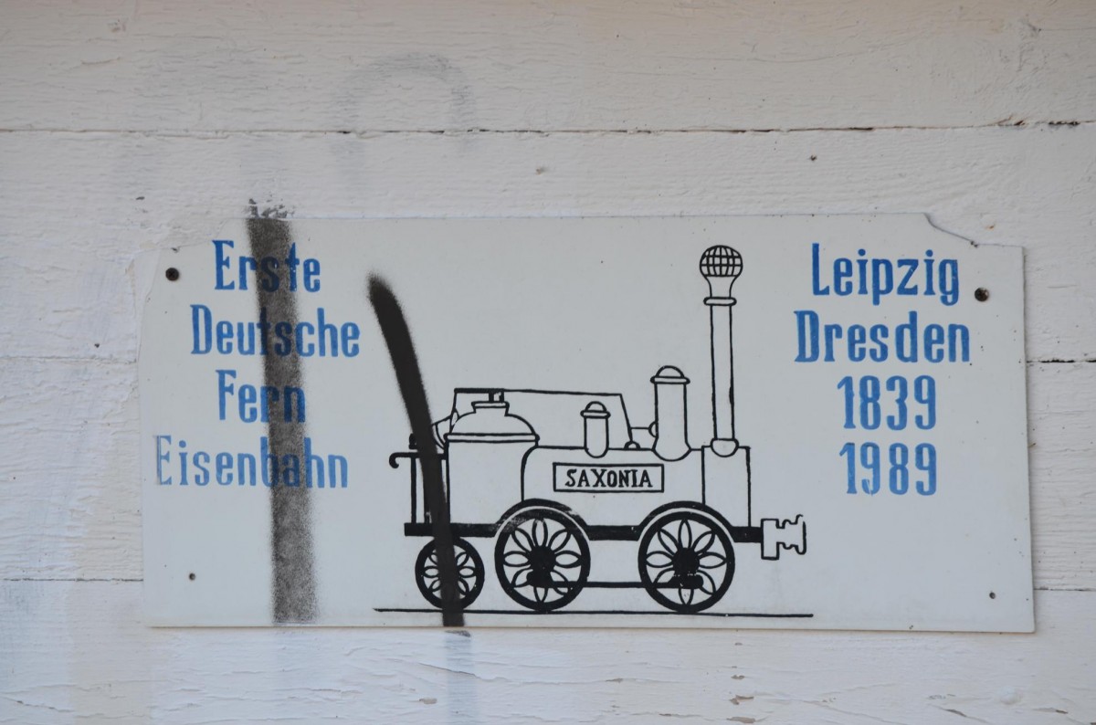  Erste Deutsche Fern Eisenbahn Leipzig Dresden 1839 - 1989  Gesehen in Leipzig Thekla, war wohl mal ein Zuglaufschild 17.03.2016