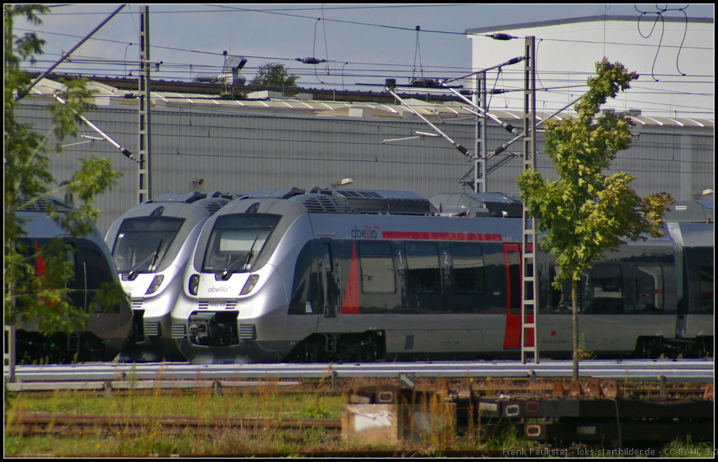 Erster Blick auf die neuen Regionalzge vom Typ Talent 2 fr die ABELLIO Rail NRW GmbH. Inmitten weiterer Zge steht 9442 101-3 am 13.08.2014 auf dem Bombardier-Werksgelnde in Hennigsdorf b. Berlin (NVR-Nummer 94 80 9442 101-3 D-ABRN, fotografiert durch Zaun)