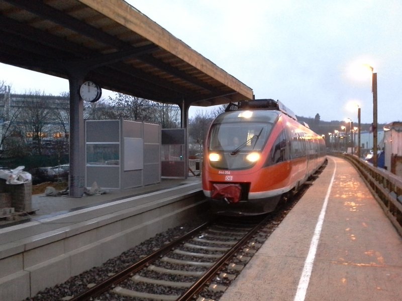 Erstmalig seit Umstellung der Oberbergischen Bahn von Köln nach Meinerzhagen auf die neuen Vareo-LINT im Juli 2014 kam auf dieser Strecke am 12.12.2014 wieder ein Talent der Baureihe 644 zum Einsatz. 
Hier sind 644 054 und 644 057 als RB 11546 Köln-Hansaring - Meinerzhagen im Bahnhof Meinerzhagen zu sehen.