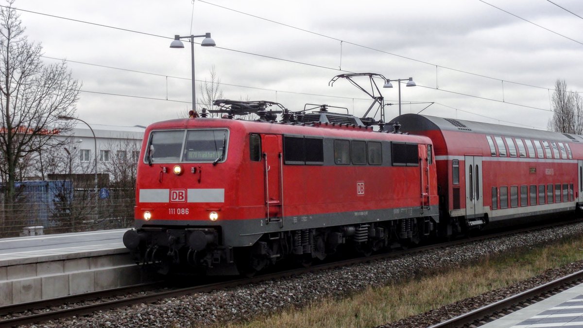 Erwischt! Seit dem Fahrplanwechsel im Dezember 2017 fahren nur noch selten 111er auf der Riedbahn (RE 70). Hier erreicht 111 086 mit einer Dosto-Garnitur nach Frankfurt den Bahnhof Lampertheim. Aufgenommen am 28.01.2018.