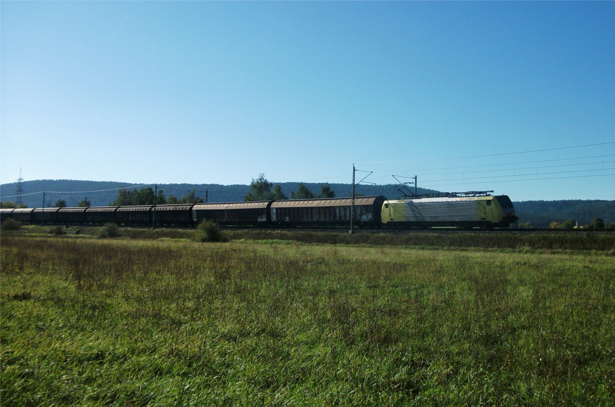 ES 64 F4-024 von Siemens Dispolok zieht am 03.Oktober 2013 einen H-Wagenzug (Conegliano - Rostock) bei Halach(b. Kronach) Richtung Saalfeld.