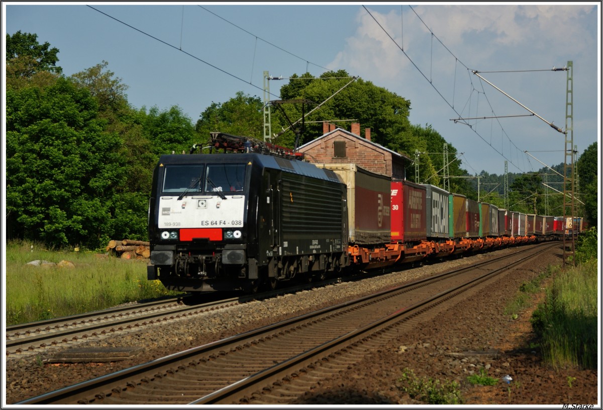 ES 64 F4-038 (189 938) von MRCE ist am 03.06.14 mit einen Aufliegerzug bei Vollmerz in Richtung Norden unterwegs.