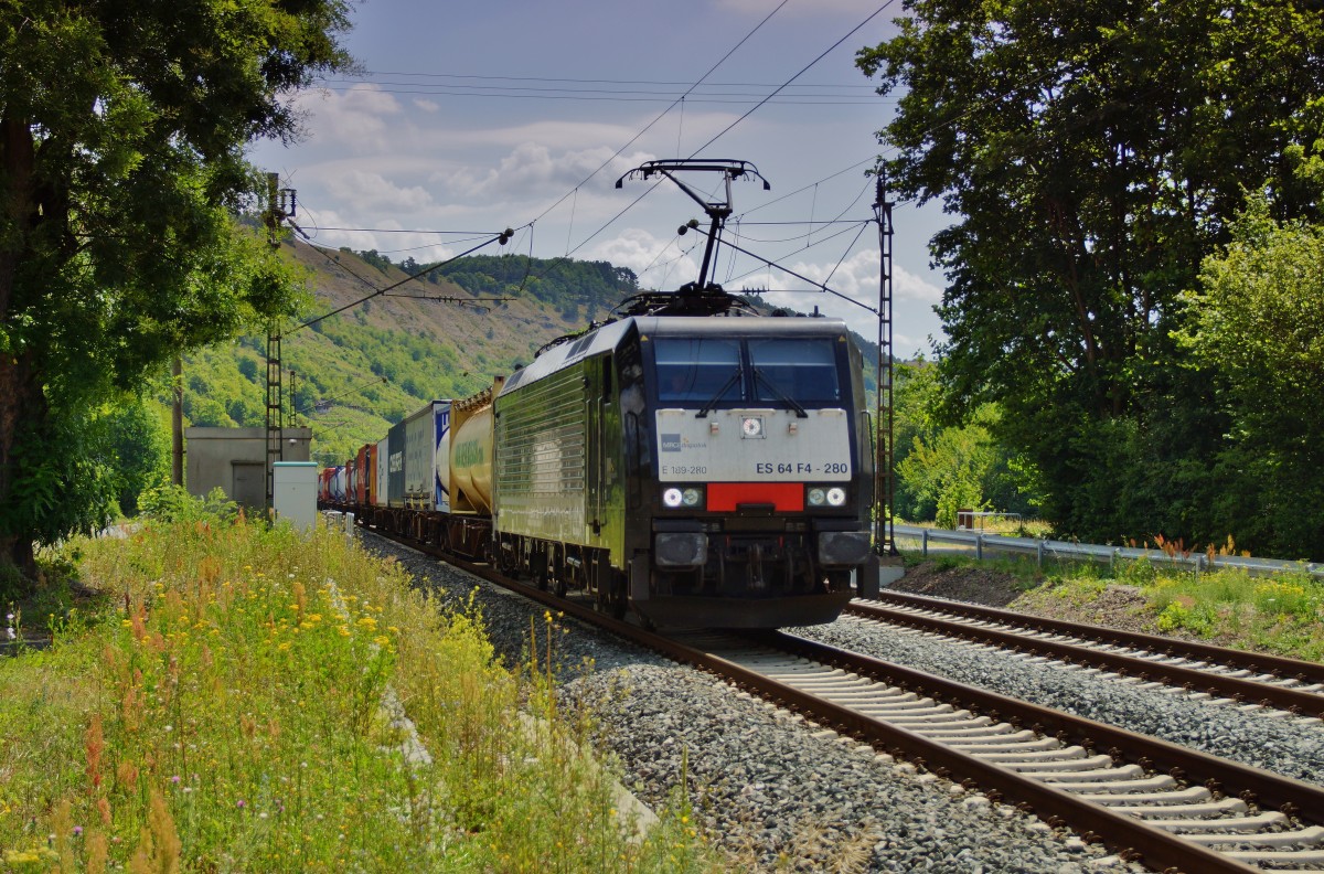 ES 64 F4-280 (E 189 280) von MRCE ist am 16.07.15 mit einen Aufliegerzug in Richtung Norden bei Gambach unterwegs.