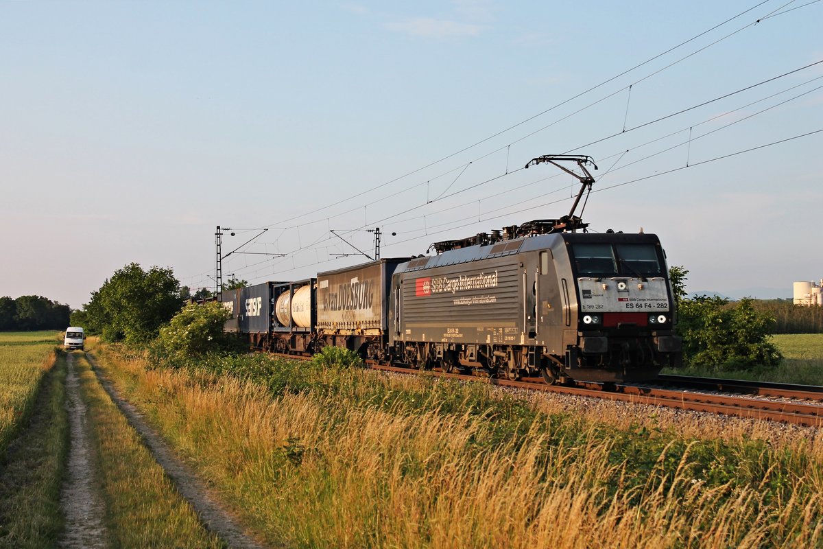 ES 64 F4-282  SBB Cargo International  am 11.06.2015 mit einem Containerzug nach Italien südlich von Buggingen und fuhr gen Basel.