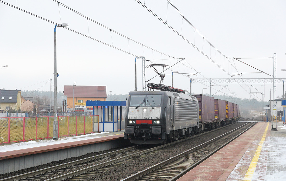 ES 64 F4-452 durchfährt mit einem Containerzug den Haltepunkt Slubice am 22. Januar 2017.