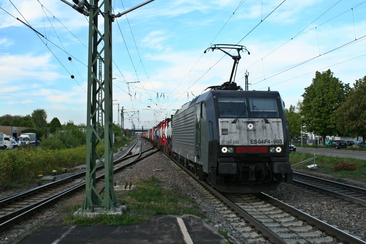 ES 64 F4-993 mit einem gemischten KLV-Zug in Richtung der Schweiz am Nachmittag des 17.04.14 im Bahnhof Müllheim (Baden).