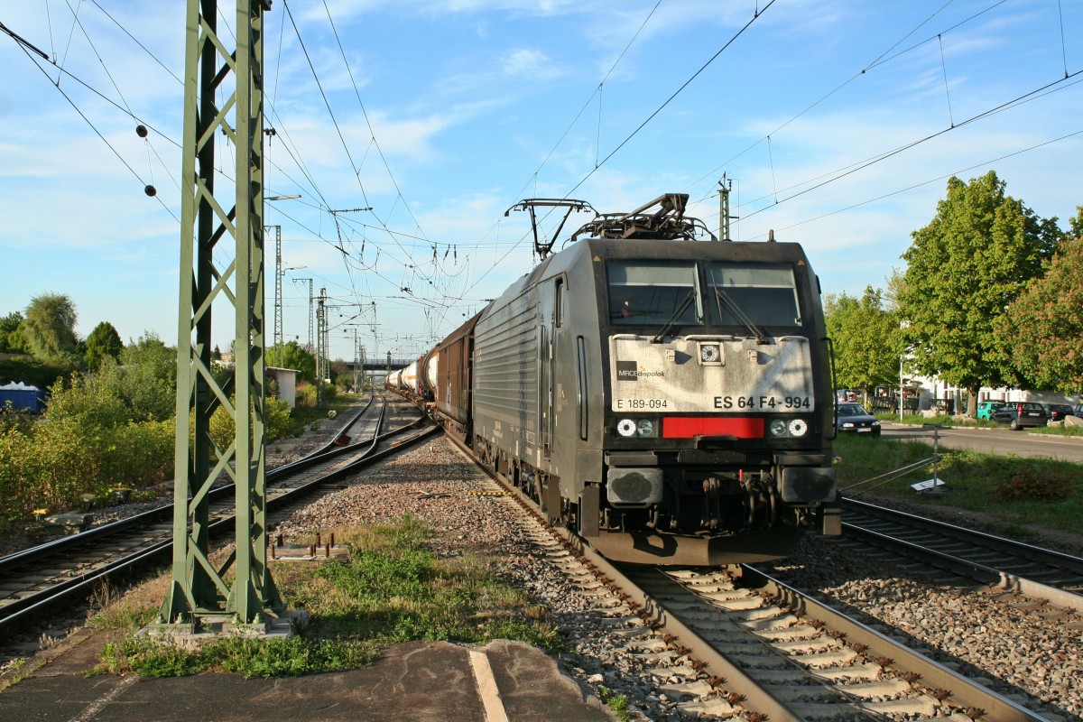 ES 64 F4-994 mit einem gemischten Güterzug auf dem Weg nach Basel/Weil am Rhein am Nachmittag des 17.04.14 im Bahnhof Müllheim (Baden).