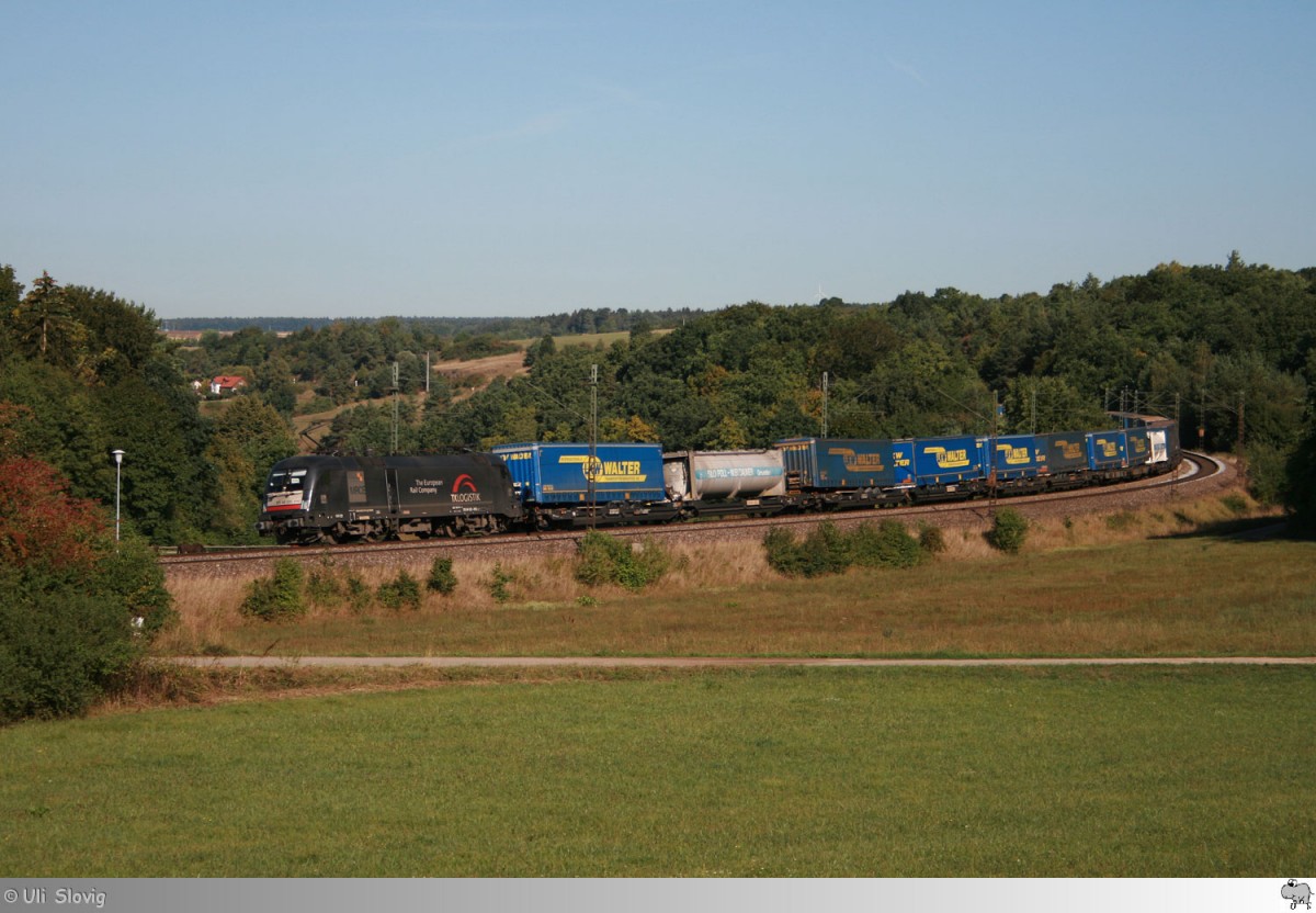 ES 64 U2 - 010 der MRCE, angemietet von TX Logisik, befördert am 26. August 2015 einen Güterzug zwischen Nürnberg und Regensburg. Die Aufnahme  entstand in der Nähe der Ortschaft Laaber.