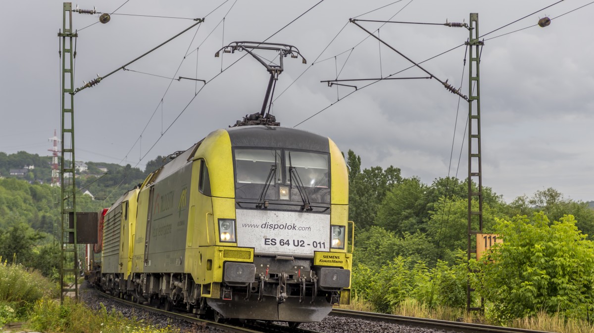 ES 64 U2-011 von dispolok.com und eine weitere , leider unbekannt gebliebene, Dispolok ziehen einen KLV-Ganzzug durch Linz am Rhein. Leider bei nicht all zu  schönem Sommerwetter. (30.07.2013)