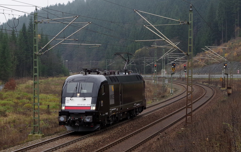 ES 64 U2 - 018 MRCE ist am 16.11.2013 allein im Frankenwald bei Frtschendorf unterwegs. 