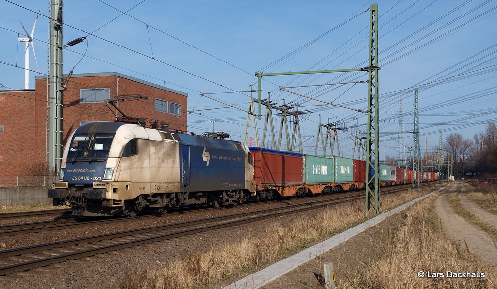 ES 64 U2-020 WLC passiert am 09.03.14 mit ihrem Containerzug das Umspannwerk Hamburg-Waltershof.
