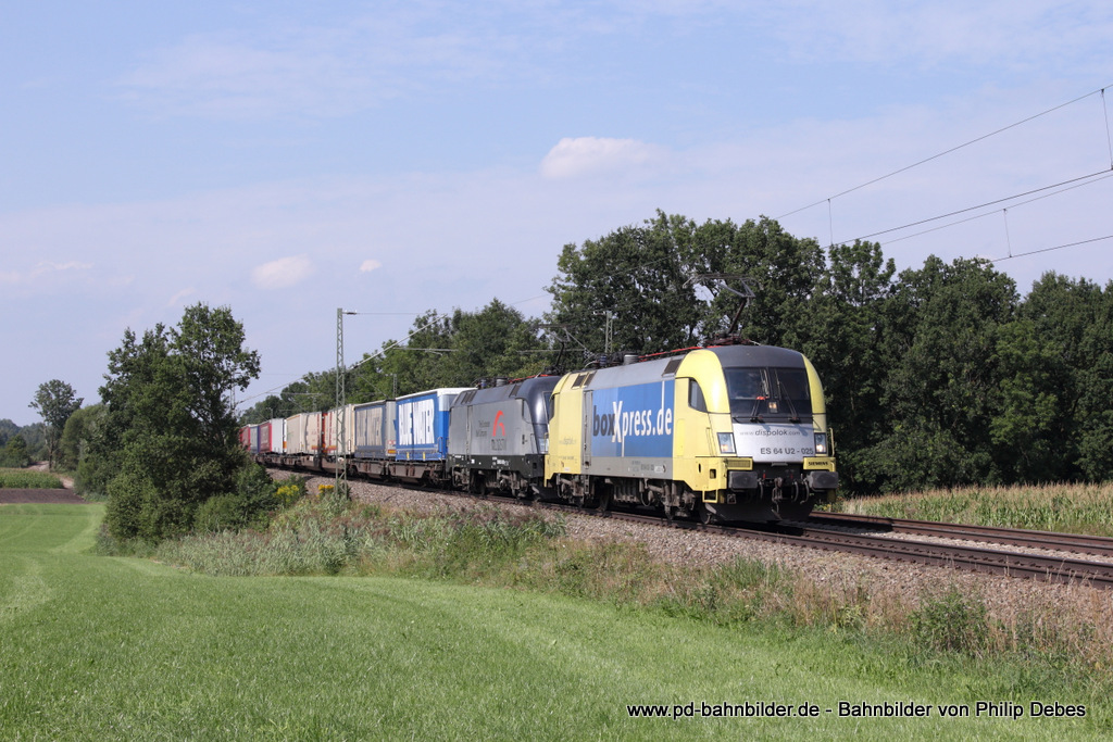 ES 64 U2 - 025 (TXLogistik) fhrt am 24. August 2013 um 15:18 Uhr zusammen mit 182 529-8 und einem Gterzug durch Hilperting