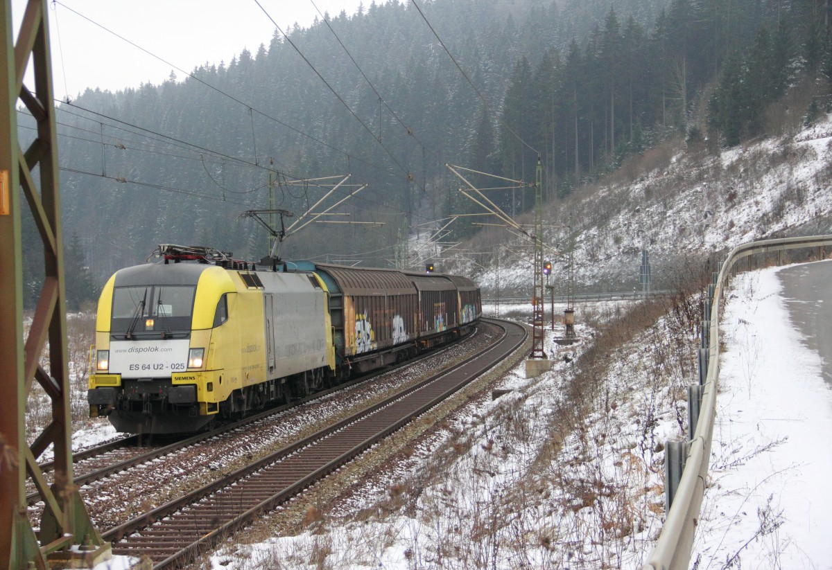 ES 64 U2 - 025 Dispolok im Frankenwald bei Steinbach am Wald am 24.01.2015.