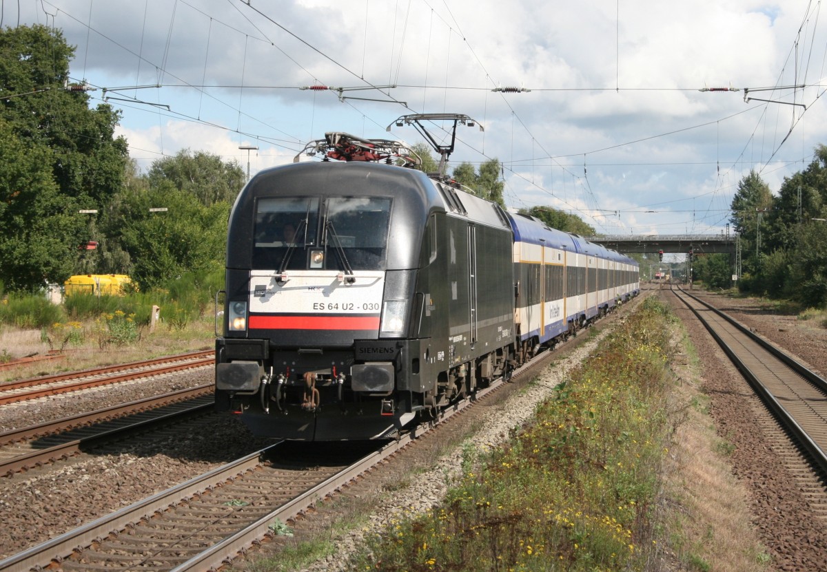 ES 64 U2-030 mit HKX 1802 (Hamburg-Altona–Kln Hbf) am 11.09.2014 in Scheeel, aufgenommen vom Ende des Mittelbahnsteigs