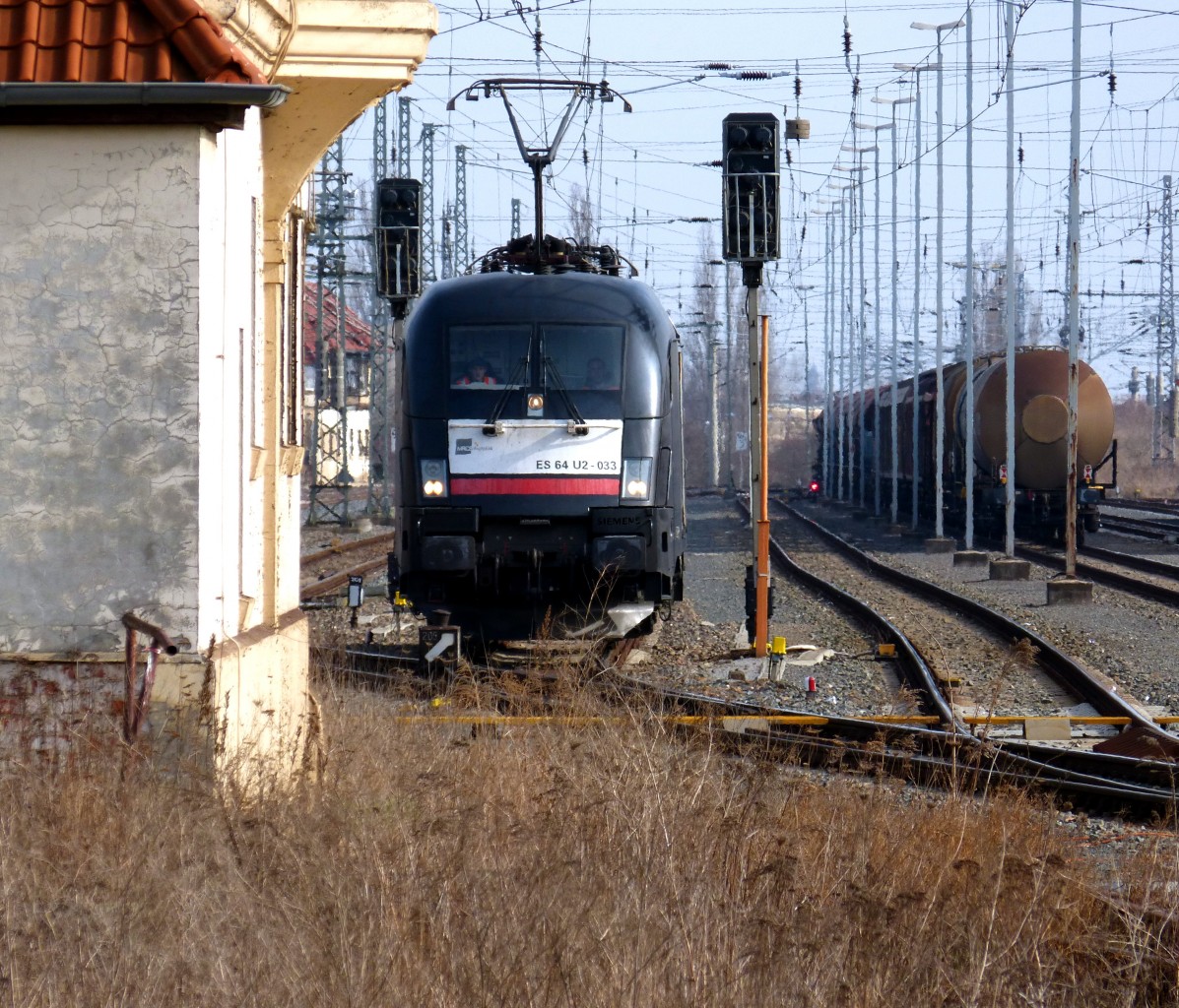 ES 64 U2 - 033 (182 533) rollt mit zwei Lokführern gemächlich und ohne Anhang an einem Samstag gleich am Stellwerk vorbei. Nordhausen 01.03.2014