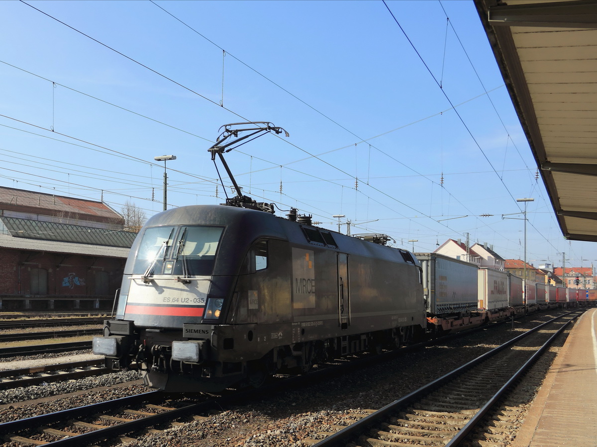 ES 64 U2 - 035 (9180 6182 535-5 D-Dispo) mit einem gemischten Güterzug durchfährt Ansbach am 16. März 2017. Bearbeitet