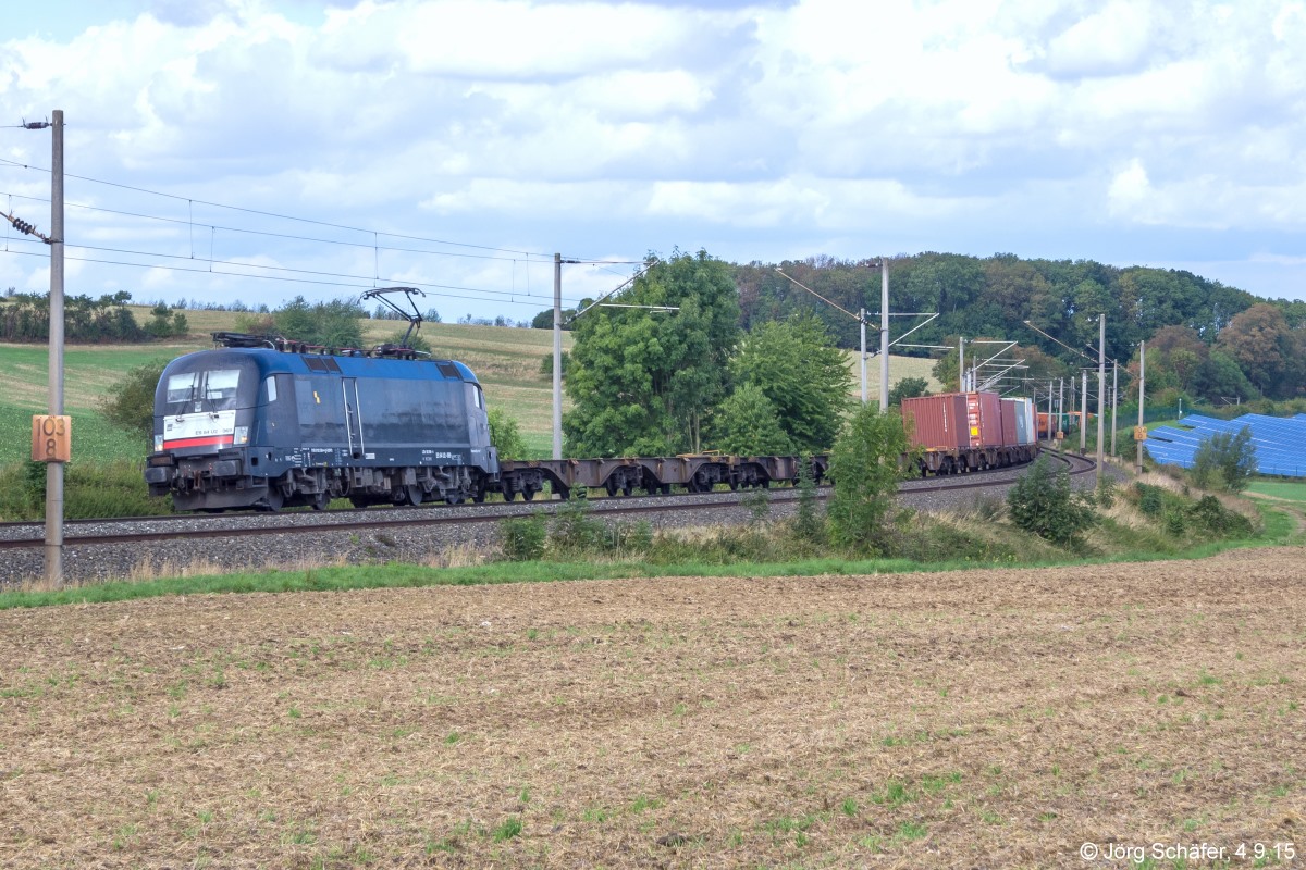 ES 64 U2-069 legte sich am 4.9.15 mit einem Güterzug Richtung Nürnberg nördlich von  Herrnberchtheim in die Kurve. 