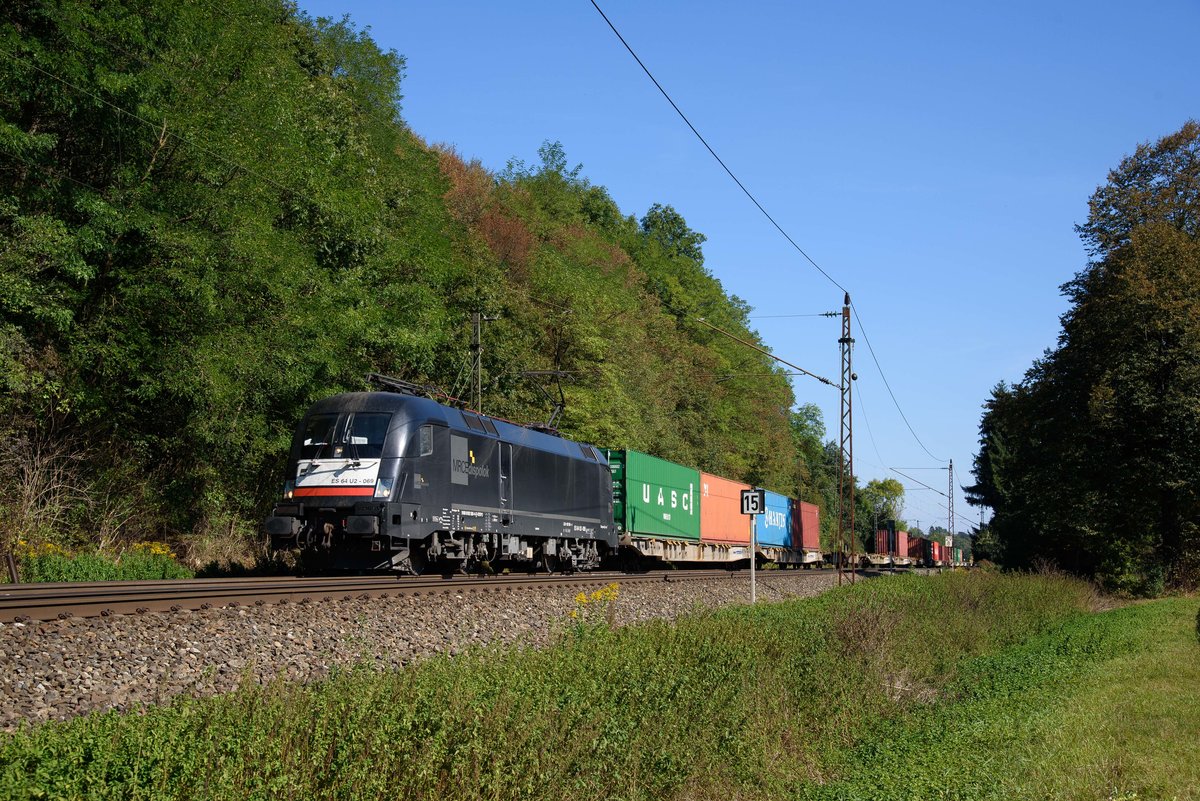 ES 64 U2-069 MRCE-BoxXpress mit DGS 69284 auf der KBS 750 in Richtung Kornwestheim.Aufgenommen bei Reichenbach an der Fils am 25.9.2016.