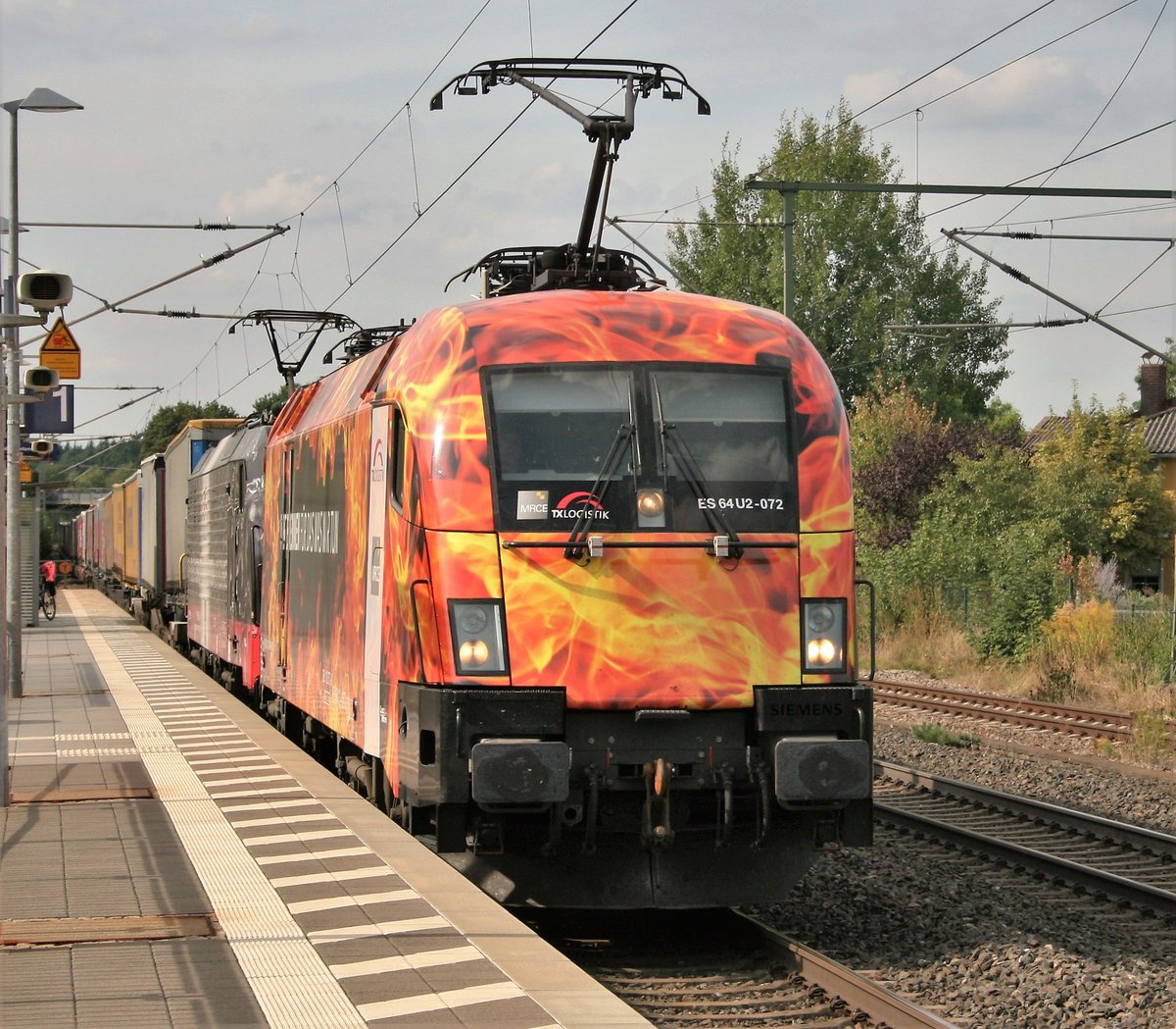 ES 64 U2-072 mit DGS 43145 (TXL, Rostock Seehafen–Verona Quadrante) am 02.09.2016 in Triesdorf