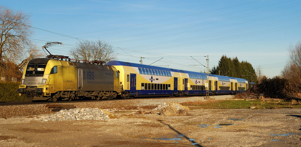 ES 64 U2-096 (IBS) mit M 79023 (Meridian-Ersatzverkehr) in Stephanskirchen (16.12.2013)