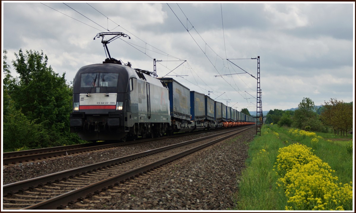 ES 64 U2-099 (182 599)von MRCE mit einen Aufliegerzug Richtung Norden am 08.05.14 bei Thüngersheim unterwegs.