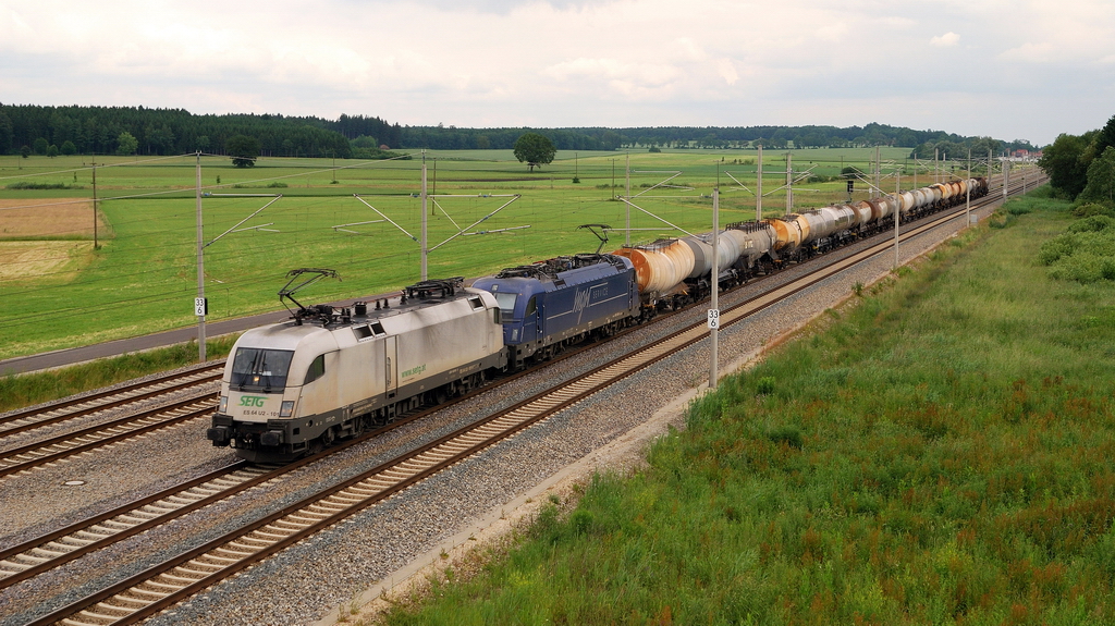 ES 64 U2 - 101 (SETG) und 183 500 (mgw) mit Kesselzug vor Hattenhofen (26.06.2013)