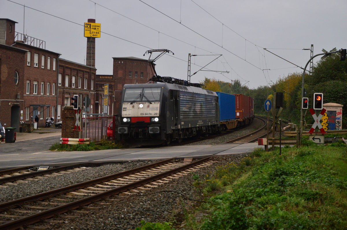 ES 64F4-281/Bayerland mit einem Kastelzug in Jüchen auf dem Weg in die Niederlande.
Jüchen den 21.10.2016