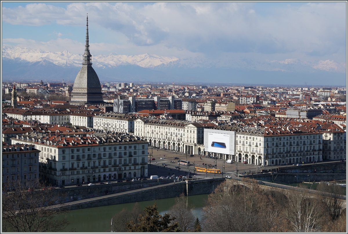 Es braucht vielleicht einen Augenblick bis man auf diesem Bild von Torino das Motiv entdeckt, doch die orangen GTT Trams sind recht einfach zu finden; ein Tram der Linie 15 zweigt vom Piazza Vitorio Veneto Lungo Po Machiavelli ein.
8. März 2016