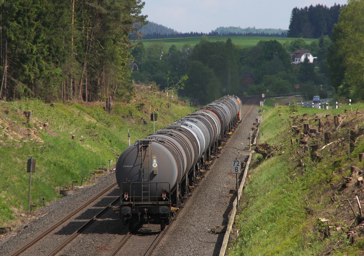 Es kesselt im Fichtelgebirge II - Darf´s auch mal aus einer anderen Perspektive sein?
Die Bahnstrecke 5050 Weiden - Oberkotzau steigt hinter Oberkotzau in Richtung Weiden aus dem Tal der Saale ins Fichtelgebirge auf. Mit voller Kraft wuchtet hvle 246 001-2 ihre Kesselwagen auf der langen Geraden ( ca. 1,6 Km ) zwischen Kirchenlamitz Ost und Marktleuthen durch das Fichtelgebirge. Bahnstrecke 5050 Weiden - Oberkotzau bei Km 73.2 am 20.05.2014