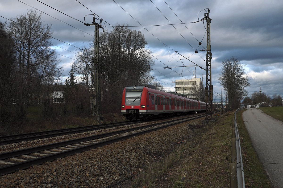 Es war ein Spiel mit Sonne und Wolken am Nachmittag des 15. Dezember 2017 in Markt Schwaben. 423 137-9 verlor das Wolkenlotto, als er als S2 nach Petershausen vor die Linse des Fotografen fuhr.