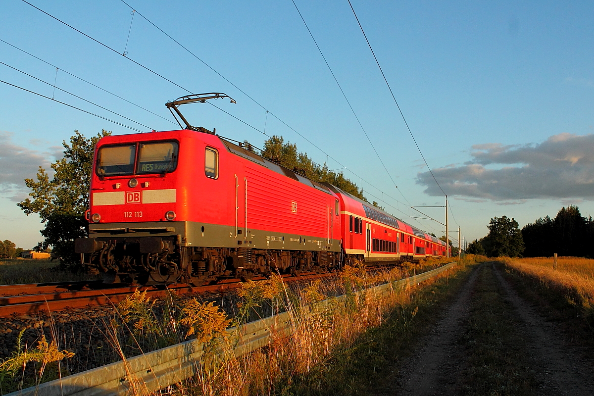 Es werden durch den Wechsel auf Twindexx immer weniger, die lokbespannten Dostos.
Die 112 113 schiebt den RE 5 von Stralsund Hbf nach Oranienburg am 26.08.2018 durch Nassenheide.

