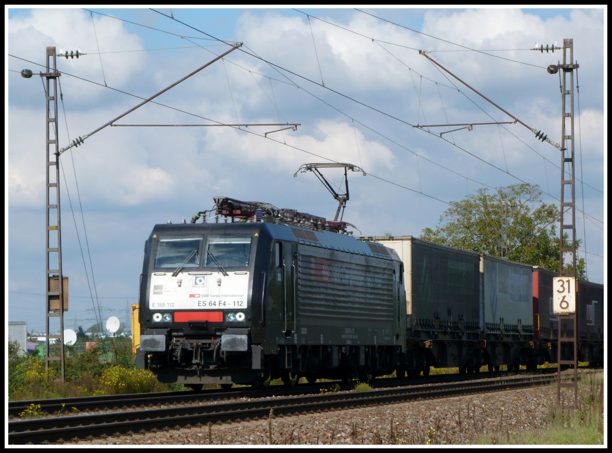 ES64F4 - 112 von SBB Cargo hat am 27.9.14 einen Güterzug am Haken und rollt damit über die Rheinbahn in Richtung Schweiz.
Aufgenommen bei Wiesental.