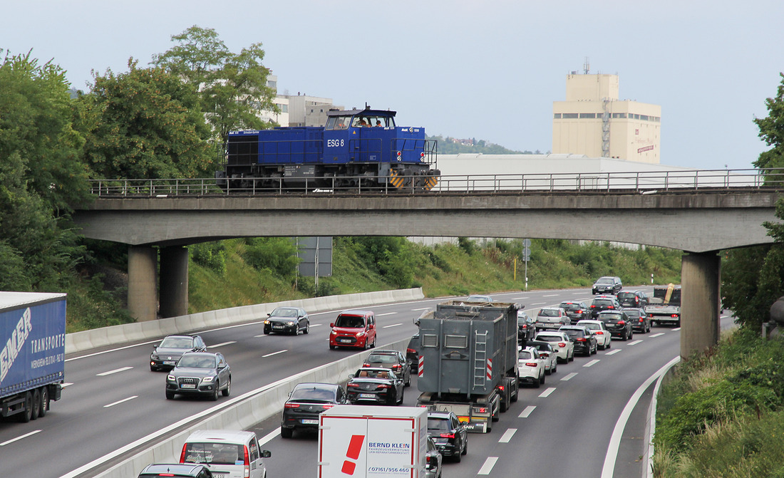 ESG 8 überquerte auf dem Weg von Stuttgart Ost nach Stuttgart Hafen die B 10.
Aufgenommen am 17. Juli 2018.