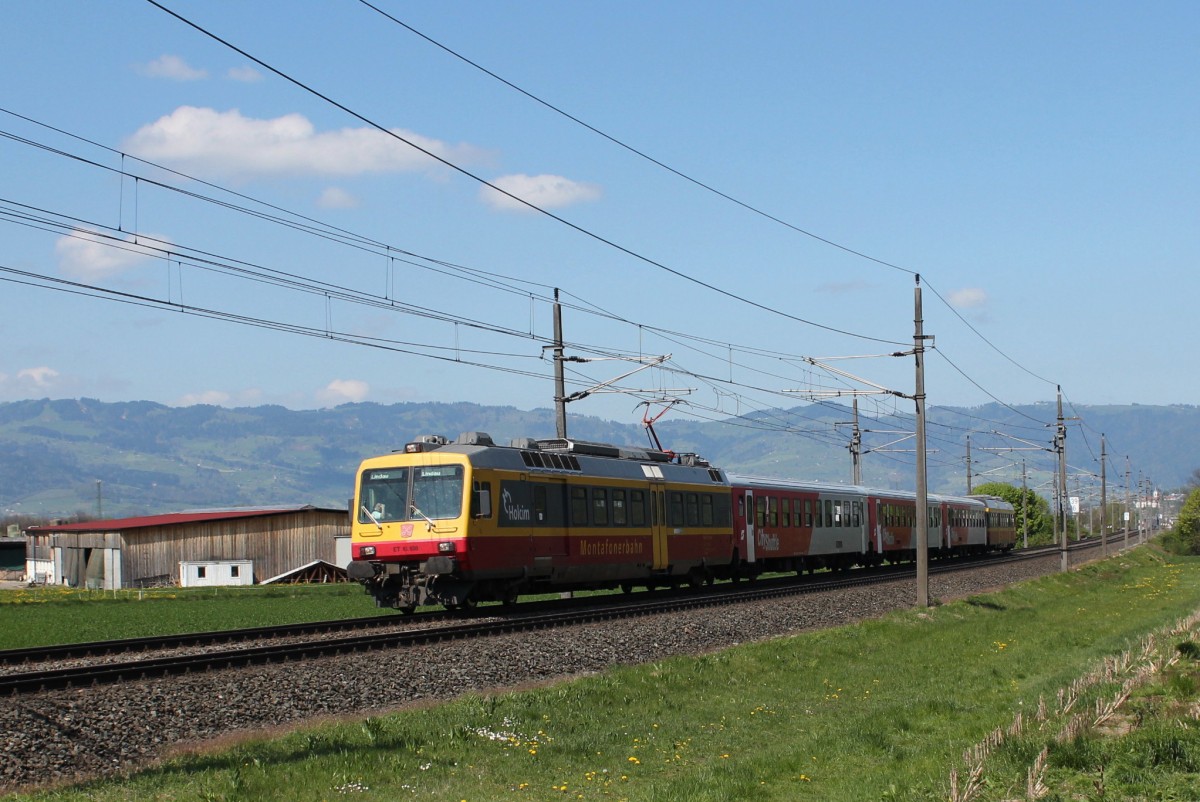 ET 10 108 der Monterfonerbahn mit 3 Cityshuttle-Wagen und einem Steuerwagen der MBS als REX 5581 von Lindau Hauptbahnhof (L) nach Bludenz (B), hier zum Sehen kurz vor der Durchfahrt der Haltestelle Sulz-Röthis; am 16.04.2014