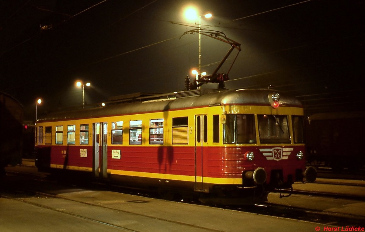 ET 10.101 im August 1982 im Bahnhof Bludenz. Der Triebwagen wurde 1950 von Elze fr die Bad Eilsener Kleinbahn gebaut und nach deren Einstellung 1967 an die Montafonerbahn verkauft. 1991 wurde das Fahrzeug an Stern & Hafferl weiterveruert und als ET 24.104 auf der Lokalbahn Lambach-Haag eingesetzt. 2012 wurde er leider verschrottet.