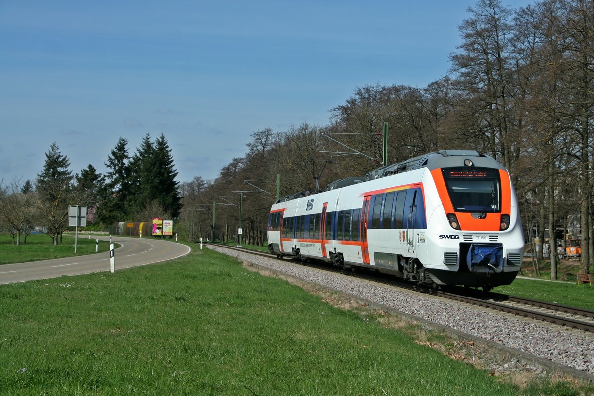 ET 150 als SWE 72527 mit knapp 10 Minuten Verspätung auf dem Weg von Bad Krozingen nach Münstertal am Campingplatz in Staufen.